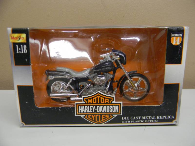 lot 33 image: MAISTO 118 SCALE DIE CAST METAL SERIES 14 2002 MODEL - STILL IN BOX - SEE PICTURES