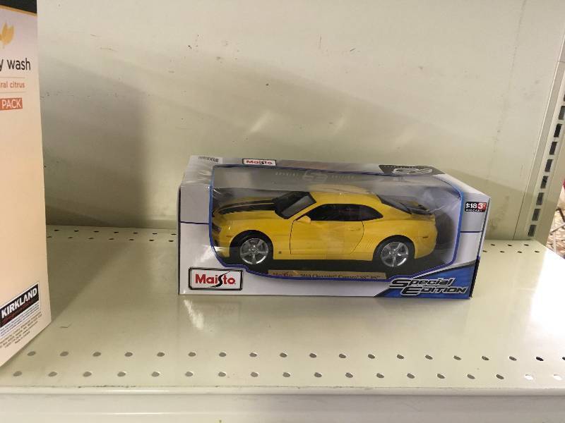 lot 111 image: Maisto 2010 Chevrolet Camaro SS RS 118 Diecast