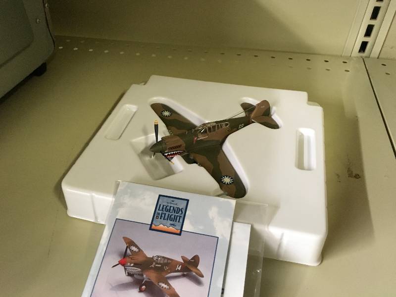 lot 121 image: Hallmark Legends In Flight Die Cast Airplane