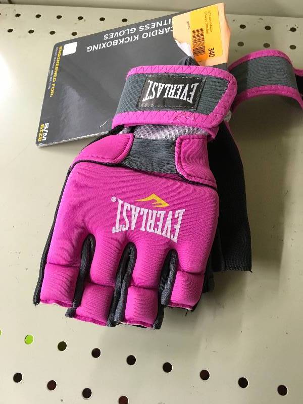 lot 94 image: Everlast MMABoxing Training Gloves, SM