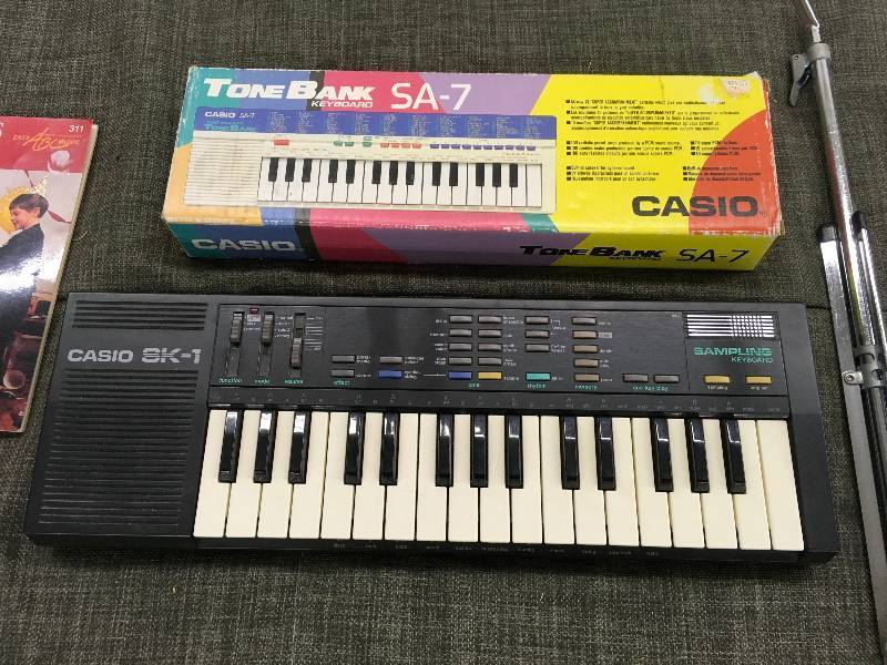 lot 108 image: Casio Keyboard wAccessories