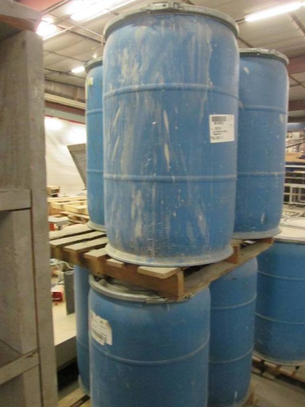 lot 6 image: 8 blue plastic drums with sealing l...