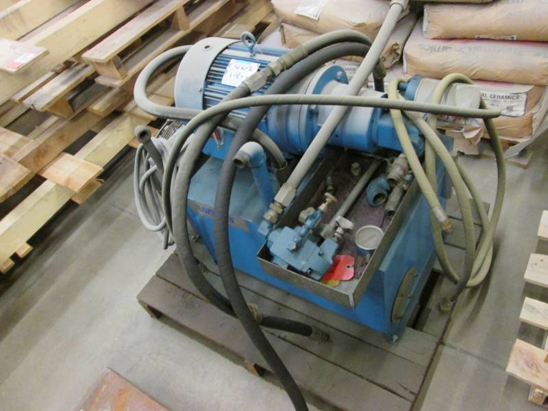 lot 15 image: Vickers oil pump...