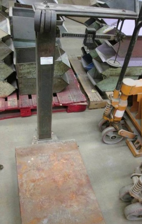 lot 16 image: Fairbanks Scale Company vintage sca...