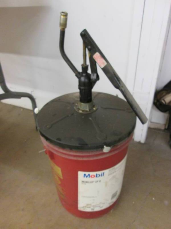 lot 26 image: Grease bucket pump with approx. 23...
