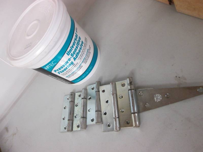 lot 29 image: Lot of hinges and new tub of floor ...