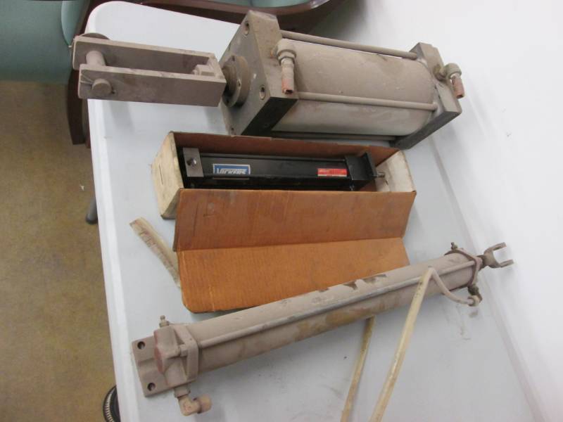 lot 30 image: Lot of hydraulic cylinders...