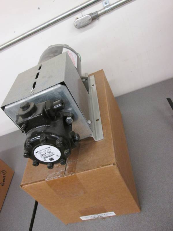 lot 34 image: New Suntec oil pump with motor...