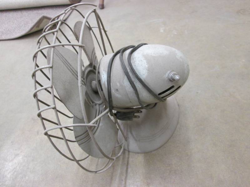 lot 47 image: Vintage fan...