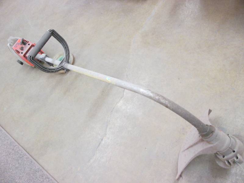 lot 48 image: Stihl weed trimmer with extra line...