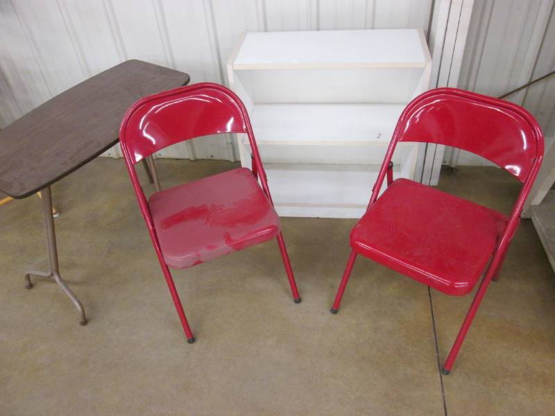 lot 54 image: 2 Red folding chairs, shelf and fol...