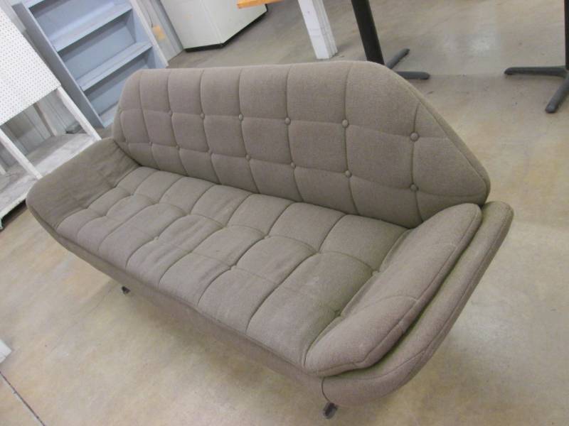 lot 57 image: Retro long couch...