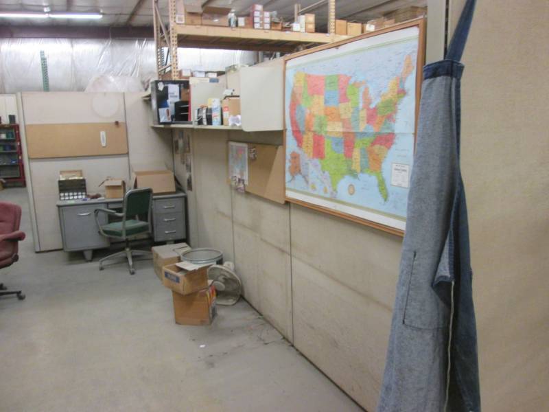 lot 60 image: Set of cubicle wall sections, appro...