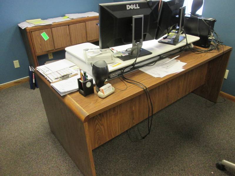 lot 63 image: Sturdy office desk and storage cabi...