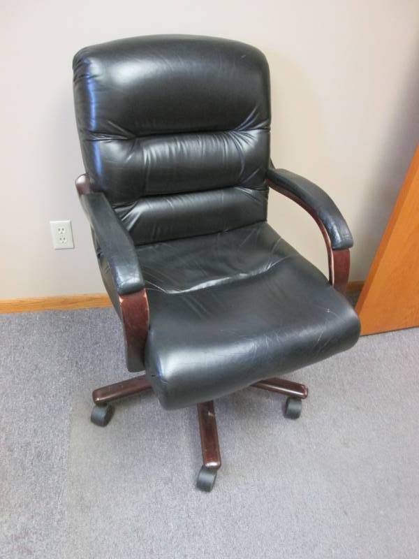 lot 67 image: Executive office chair...