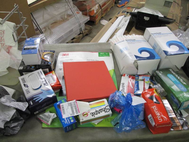 Mixed Lot 3 LED Bulbs, Batteries, ...