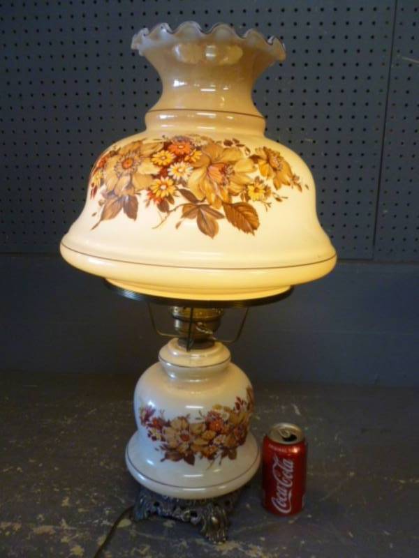 lot 3 image: Vintage Lamp