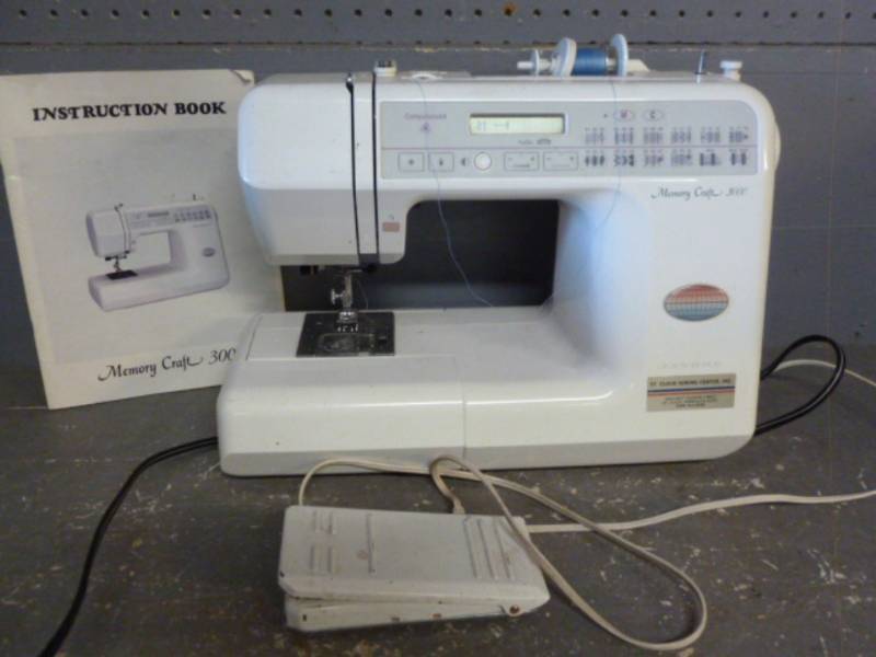 lot 8 image: Sewing Machine