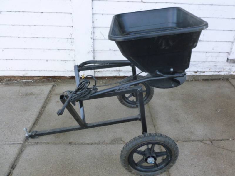 lot 9 image: Fertilizer Spreader