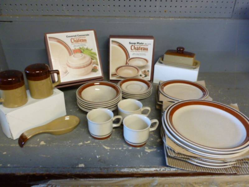 lot 16 image: New Dish Set