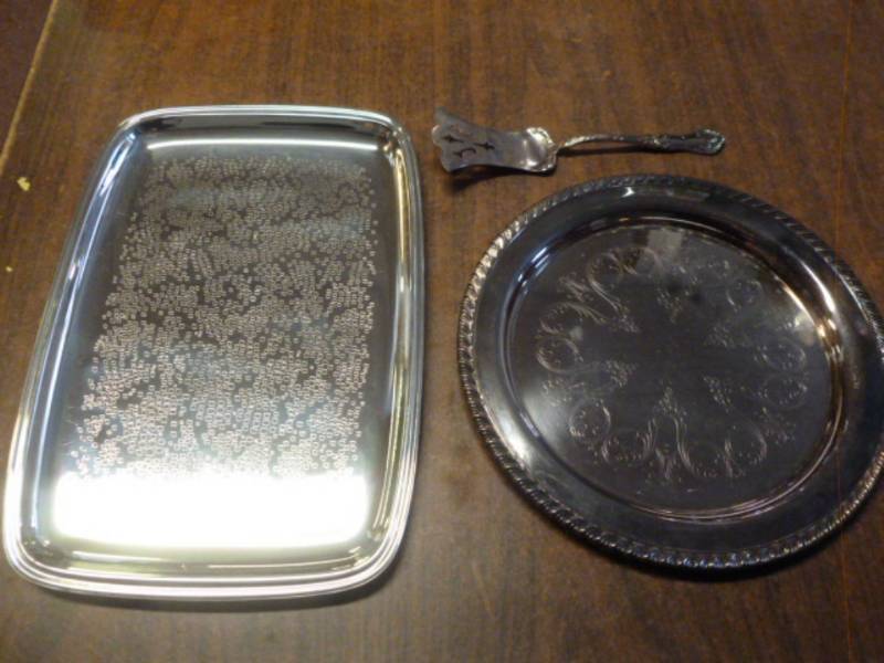 lot 41 image: Vintage Serving Trays