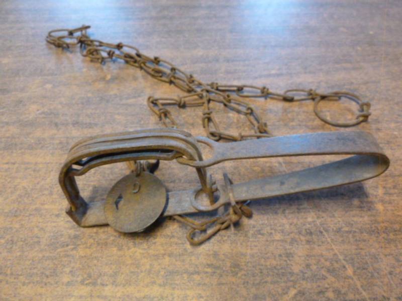 lot 76 image: Vintage Trap