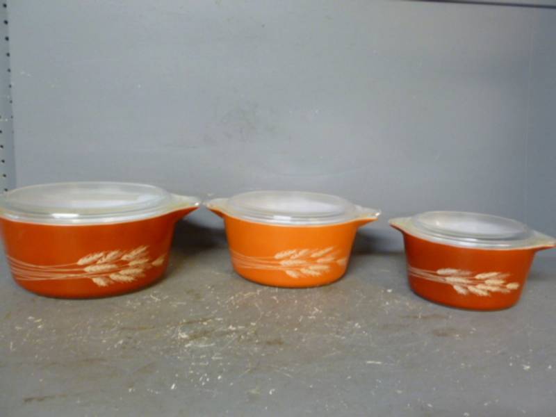 lot 130 image: Vintage Pyrex Bowl Set