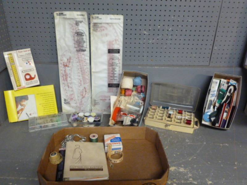 lot 133 image: Vintage Sewing Items