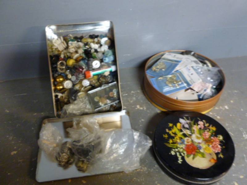 lot 138 image: Vintage Buttons