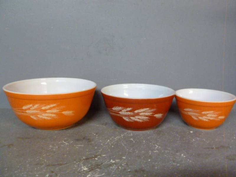 lot 143 image: Vintage Pyrex Bowl Set