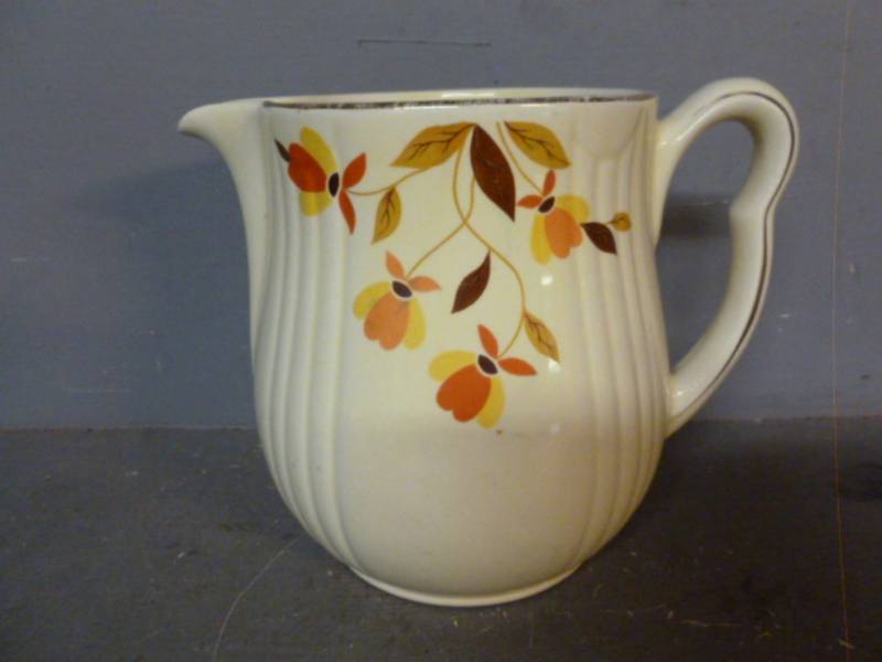 lot 145 image: Vintage Halls Jewel T