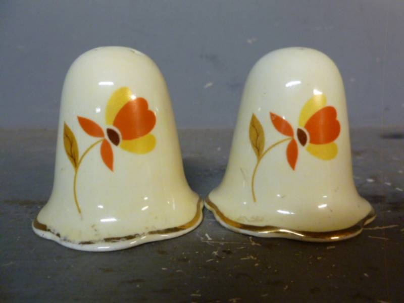 lot 146 image: Vintage Halls Jewel T