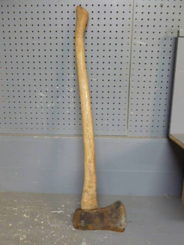 lot 200 image: Ax