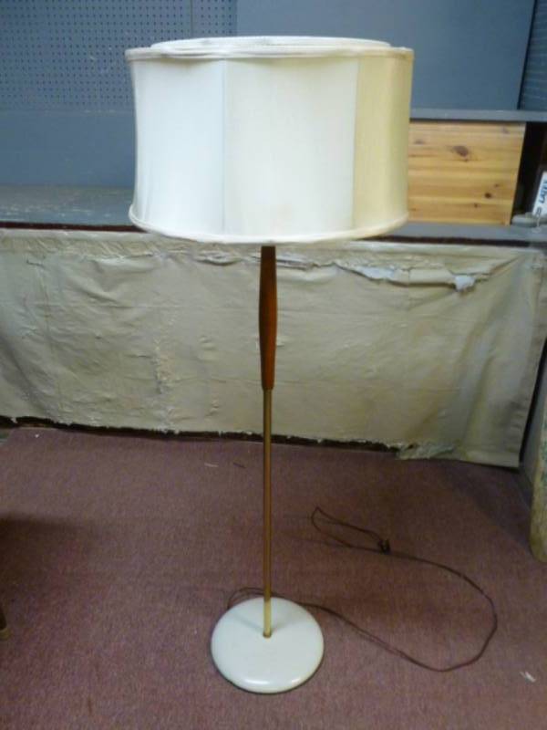 lot 214 image: Mid Century Modern Lamp