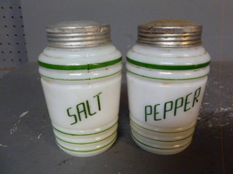 lot 224 image: Vintage Salt And Pepper Set