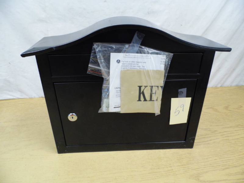 Metal Mailbox w Key