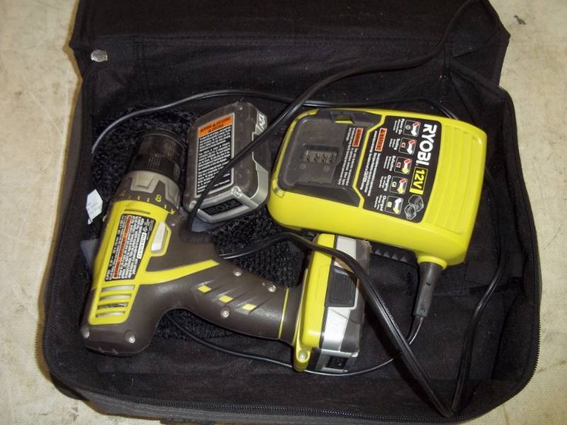 12 V RYOBI Cordless Drill with battery and charger, tested and works
