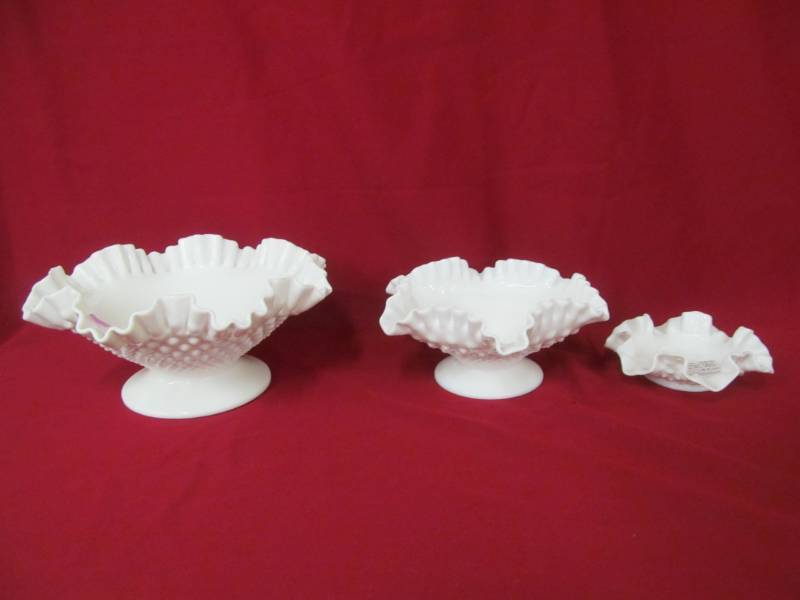 lot 10 image: Fenton glassware