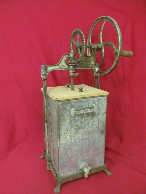 lot 15 image: Dazey churn