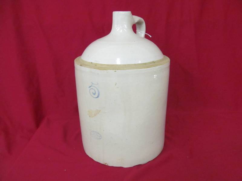 lot 36 image: Redwing shoulder jug