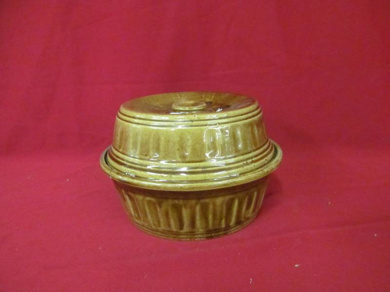 lot 89 image: Brown Drip casserole dish