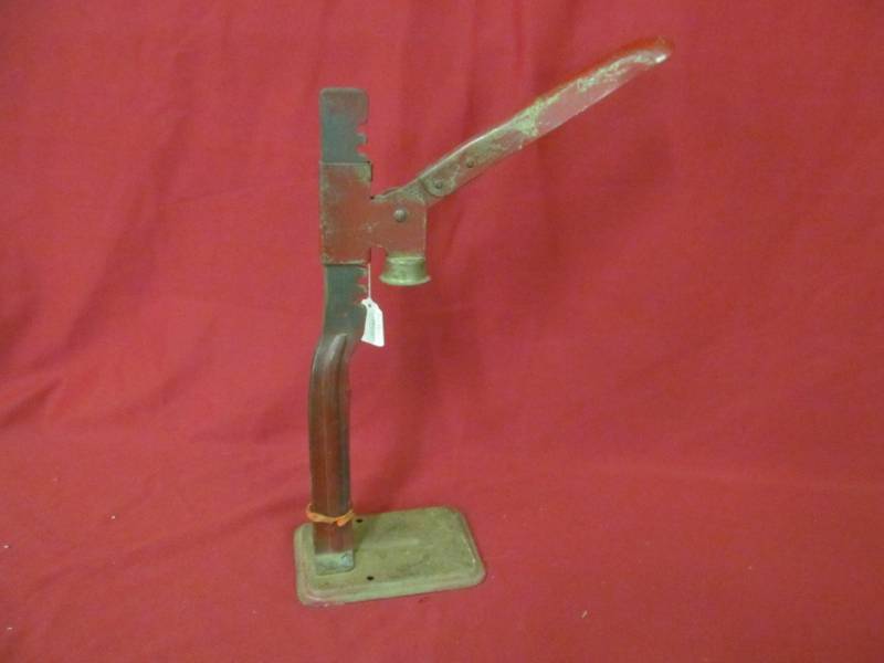 lot 100 image: bottle capper