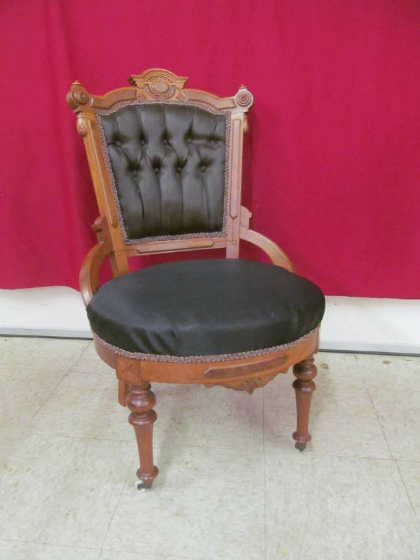 lot 130 image: vintage parlor chair