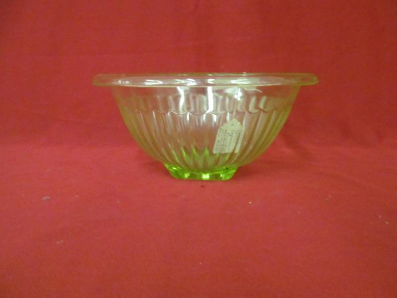lot 138 image: Hazel Atlas bowl, Green Depression bowl