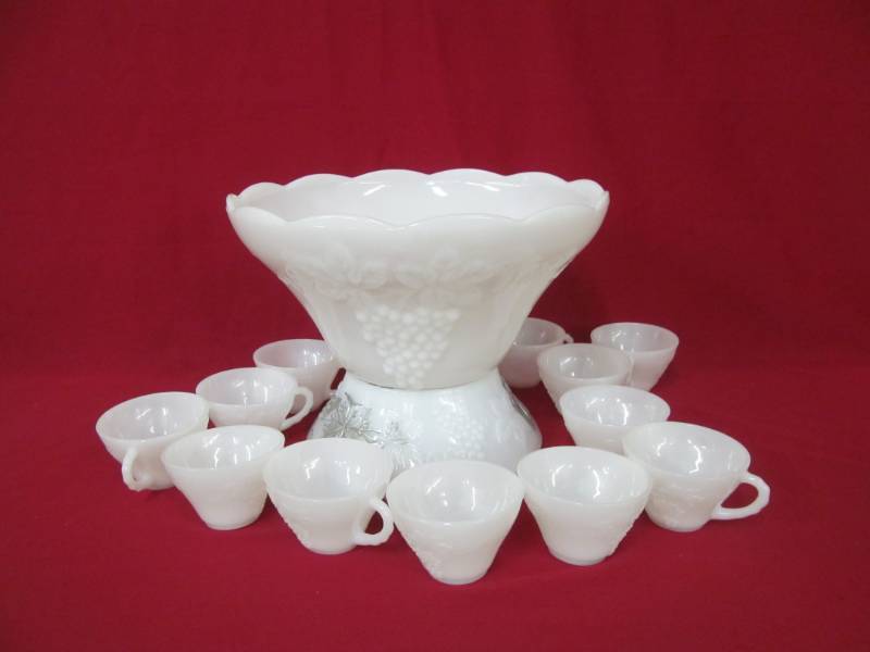 lot 139 image: Anchor Hocking Punch Bowl