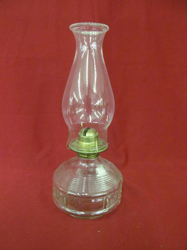 lot 142 image: vintage short kerosene lamp