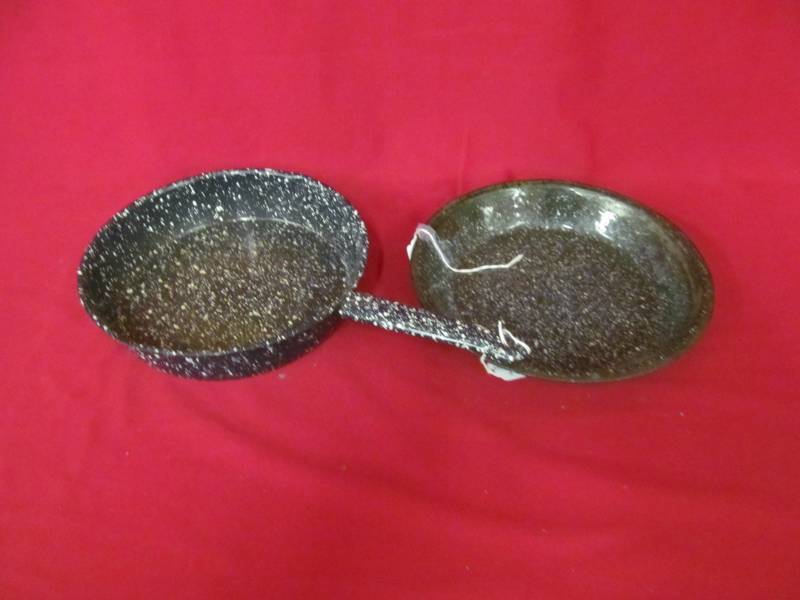 lot 150 image: speckled granite pans