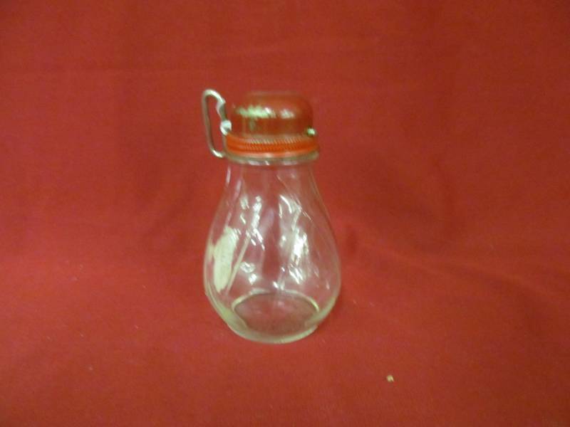 lot 154 image: Hazel Atlas Nut chopper