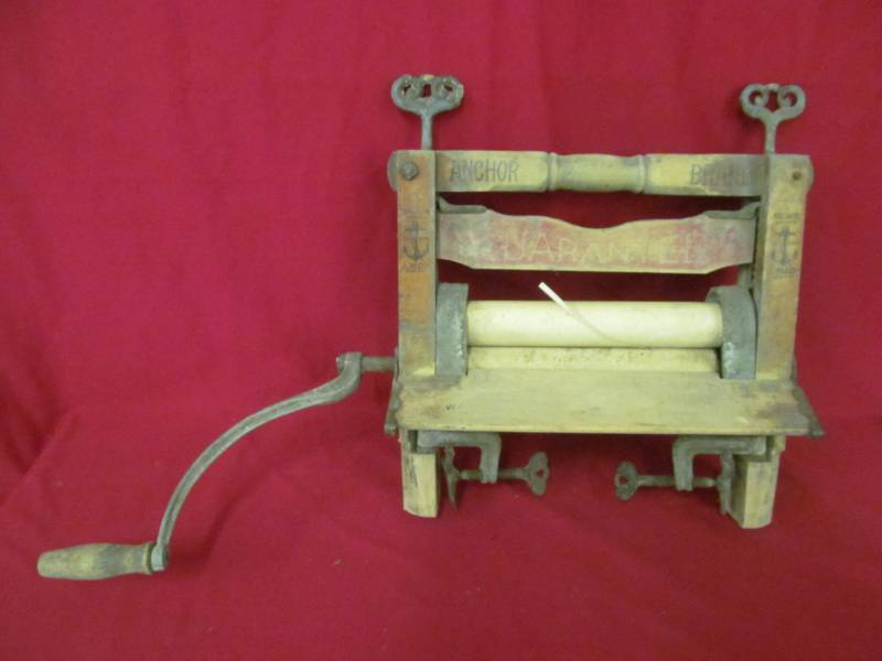 lot 170 image: vintage Anchor Brand wringer