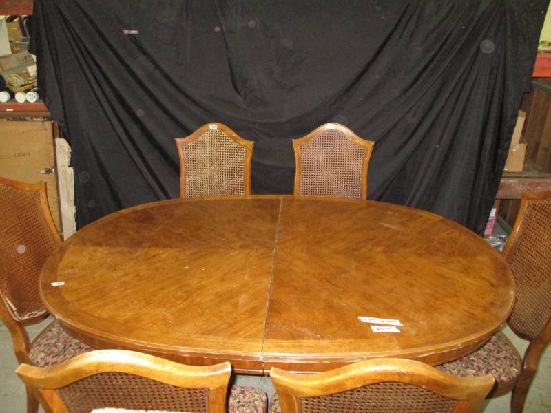 Diningroom Table and 6 Chairs with 2 leaves